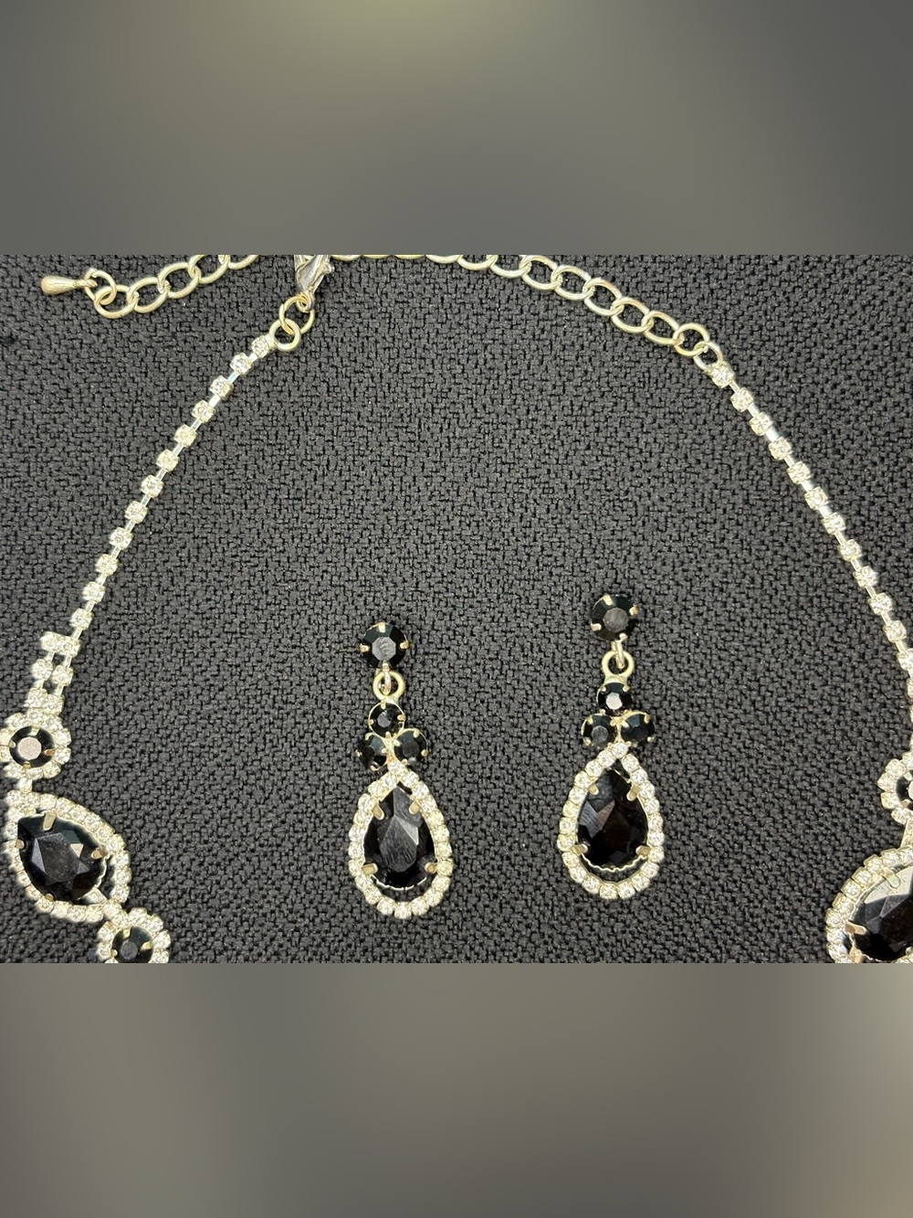 Elegant Black Teardrop Crystal Necklace and Earrings Set - Picture 5 of 13